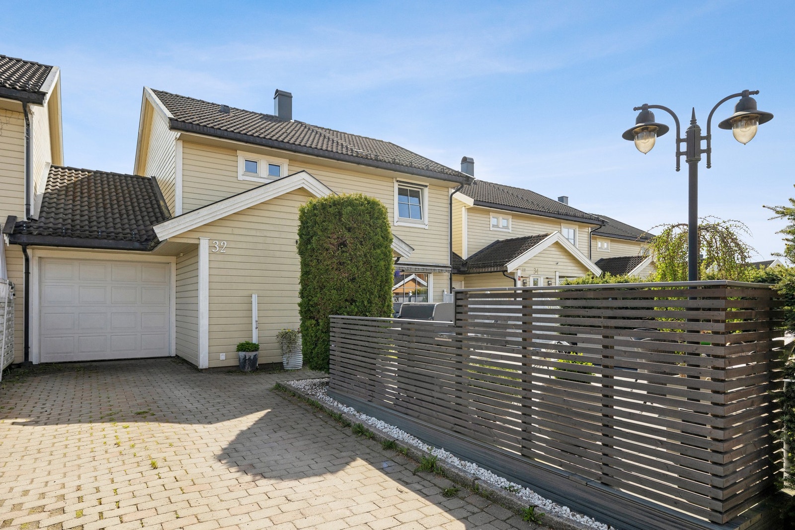 Parkering skjer i garasje eller på egen tomt. Galleribilde