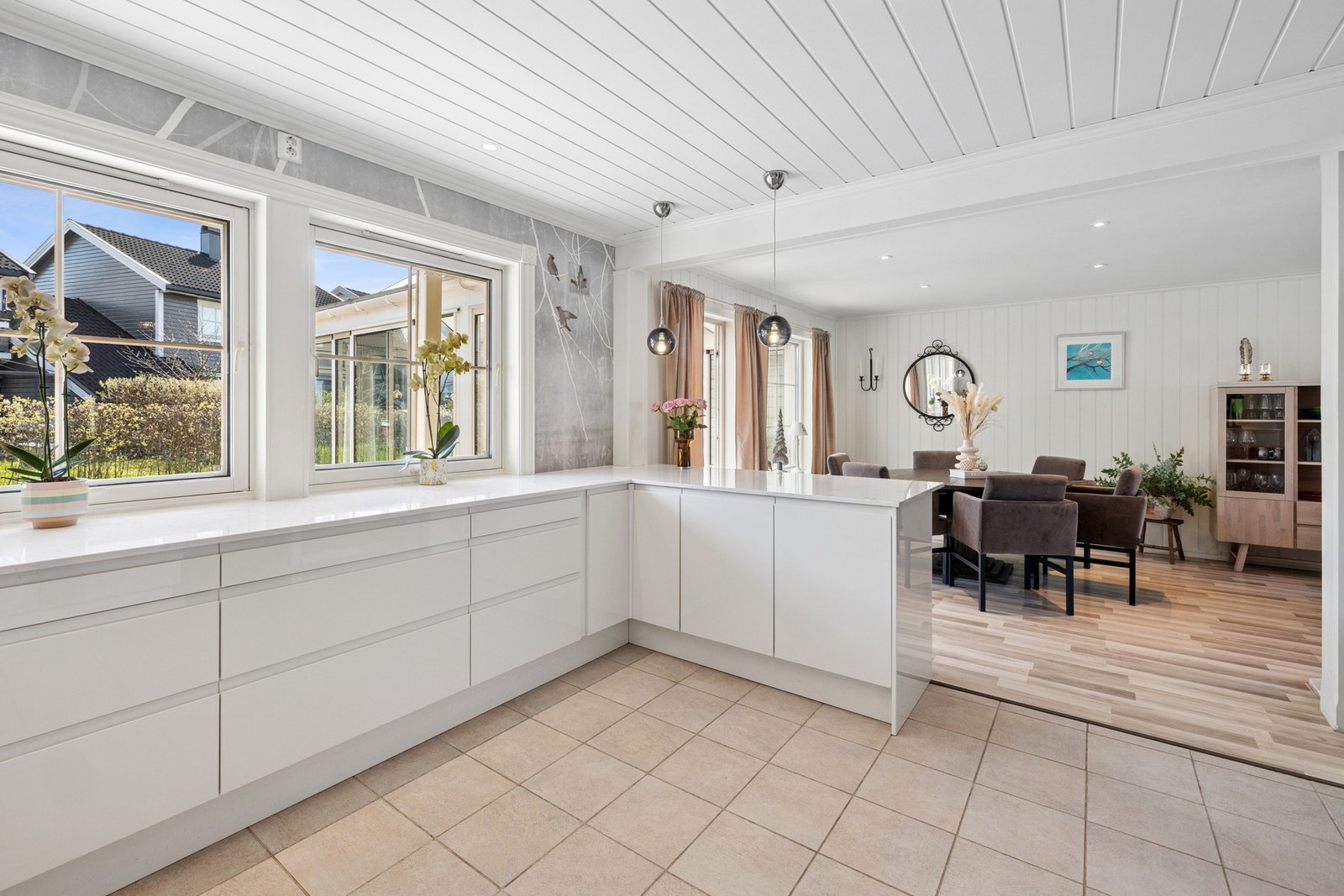 Benkeplaten er enkel å holde ren grunnet dens glatte overflate. Galleribilde