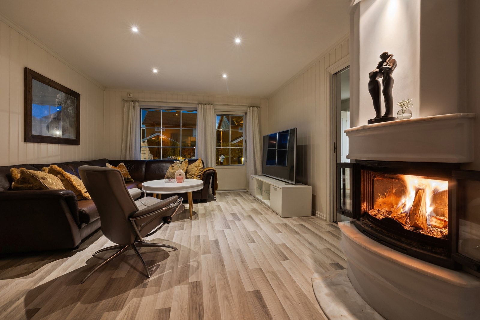 Stue med plass til stor sofa og tilhørende møblement. Her kan du slappe av på sofaen og kjenne varmen fra peisen som varmer godt. Galleribilde