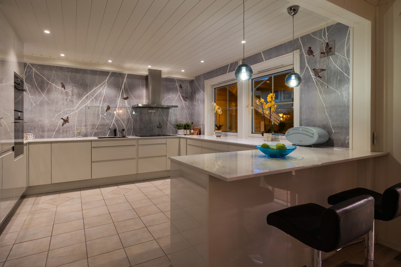 Hyggelig kveldsstemning i boligen. Her kan du nyte middagslagingen med familien. Galleribilde