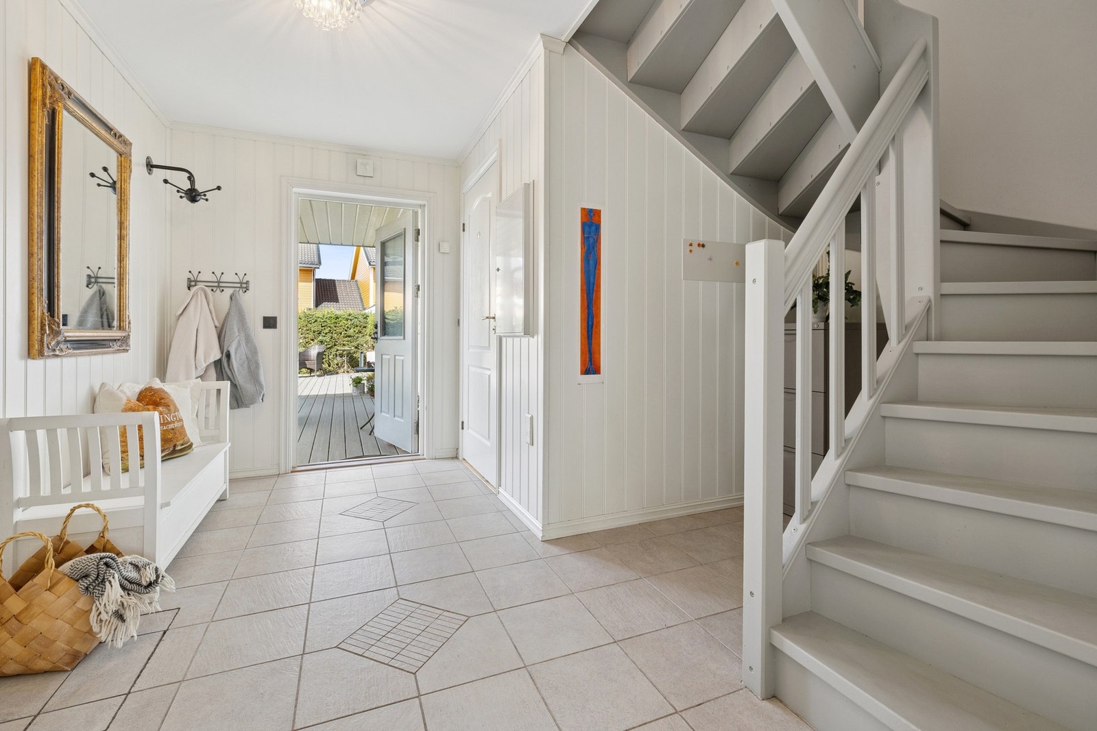 Entré med plass til kommode og stativ for å henge fra seg yttertøy. Velkommen inn! Galleribilde