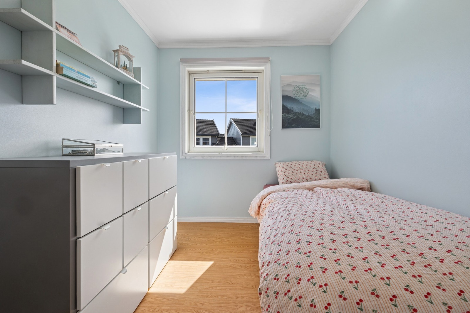 Soverom nr. 3 med plass til seng, nattbord og garderobeskap. Galleribilde