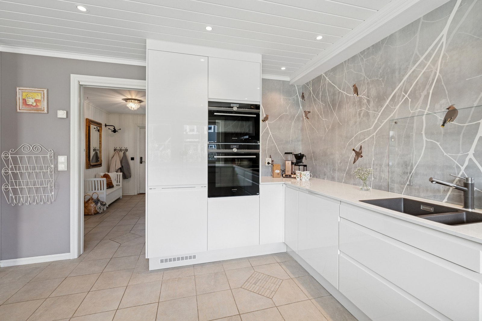 Kjøkkenet har integrerte hvitevarer og nedfelt oppvaskkum. Galleribilde