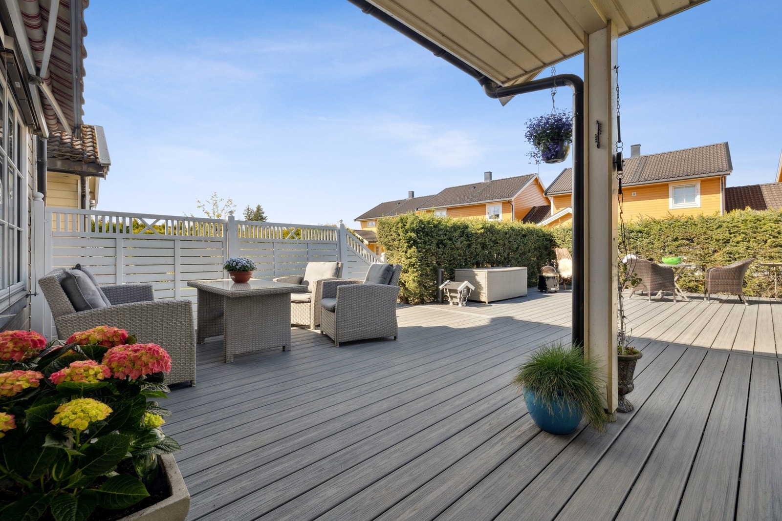 Fyr opp grillen og samle familien for en hyggelig middag i sola. Galleribilde