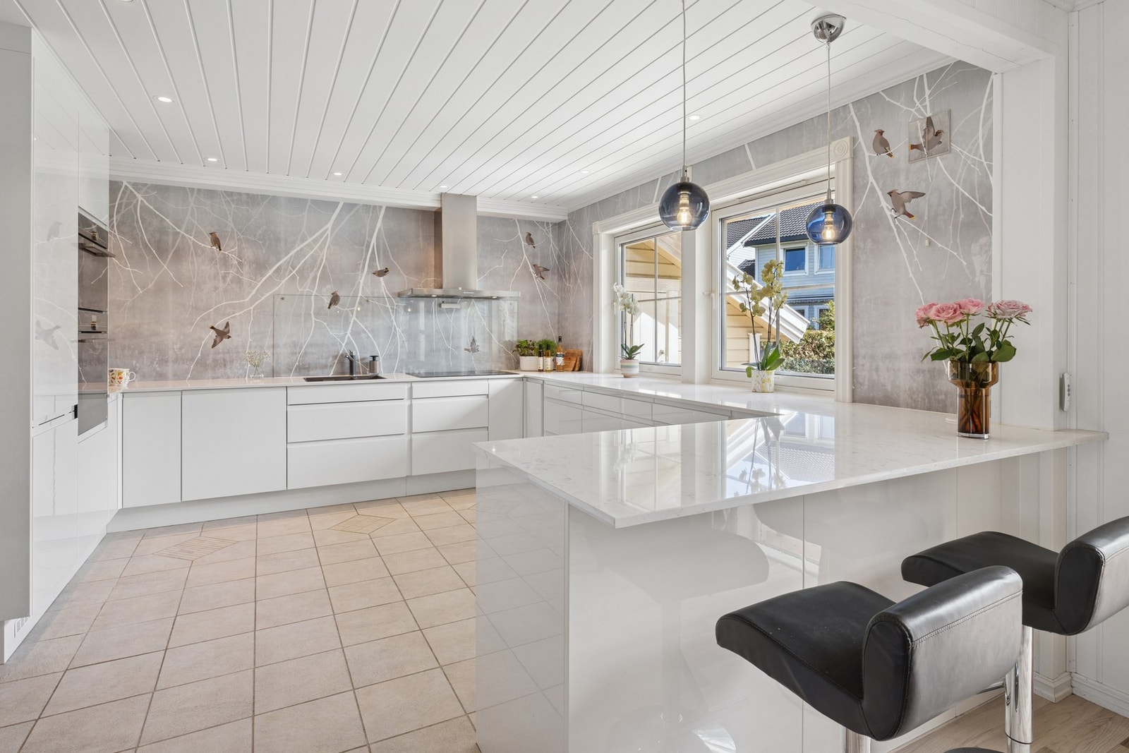 Kjøkkenet er moderne og har et lekkert og lyst utseende. Praktisk løsning med barstoler hvor frokosten kan nytes. Galleribilde