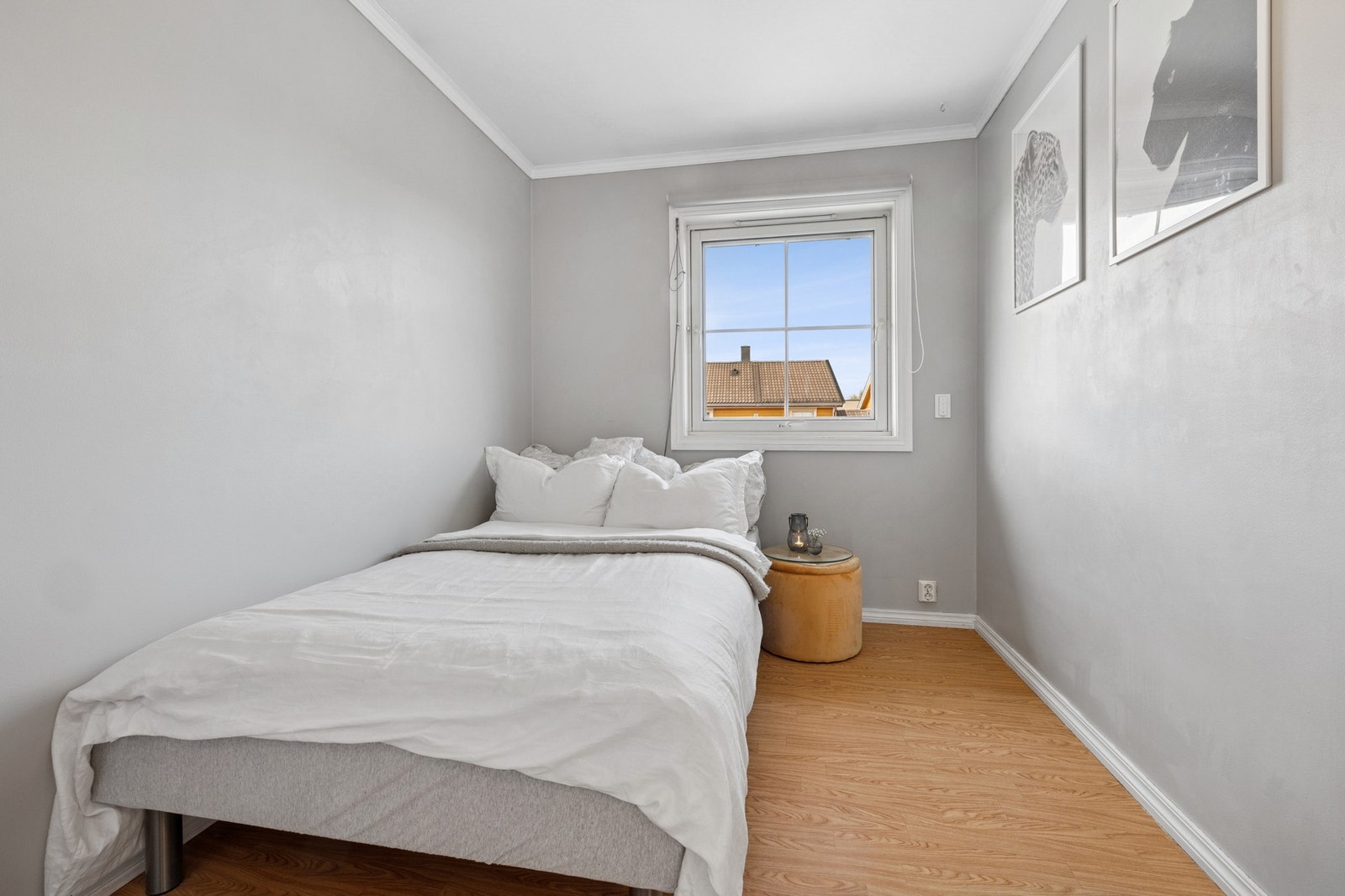 Soverom nr. 2 med plass til seng, nattbord og garderobeskap. Galleribilde