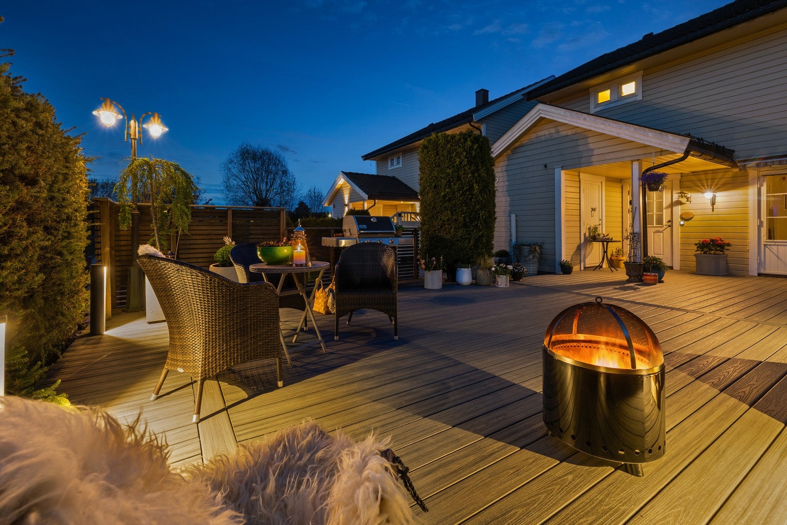 Hyggelig kveldsstemning på terrassen. Boligen har kort avstand til kollektiv transport og nærhet til skoler, barnehager og flotte turområder, noe som gjør området meget attraktivt for familier. Galleribilde
