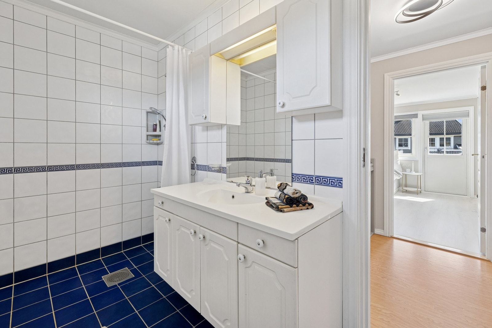 Bad i husets andre etasje med dusj, toalett og baderomsinnredning. Galleribilde