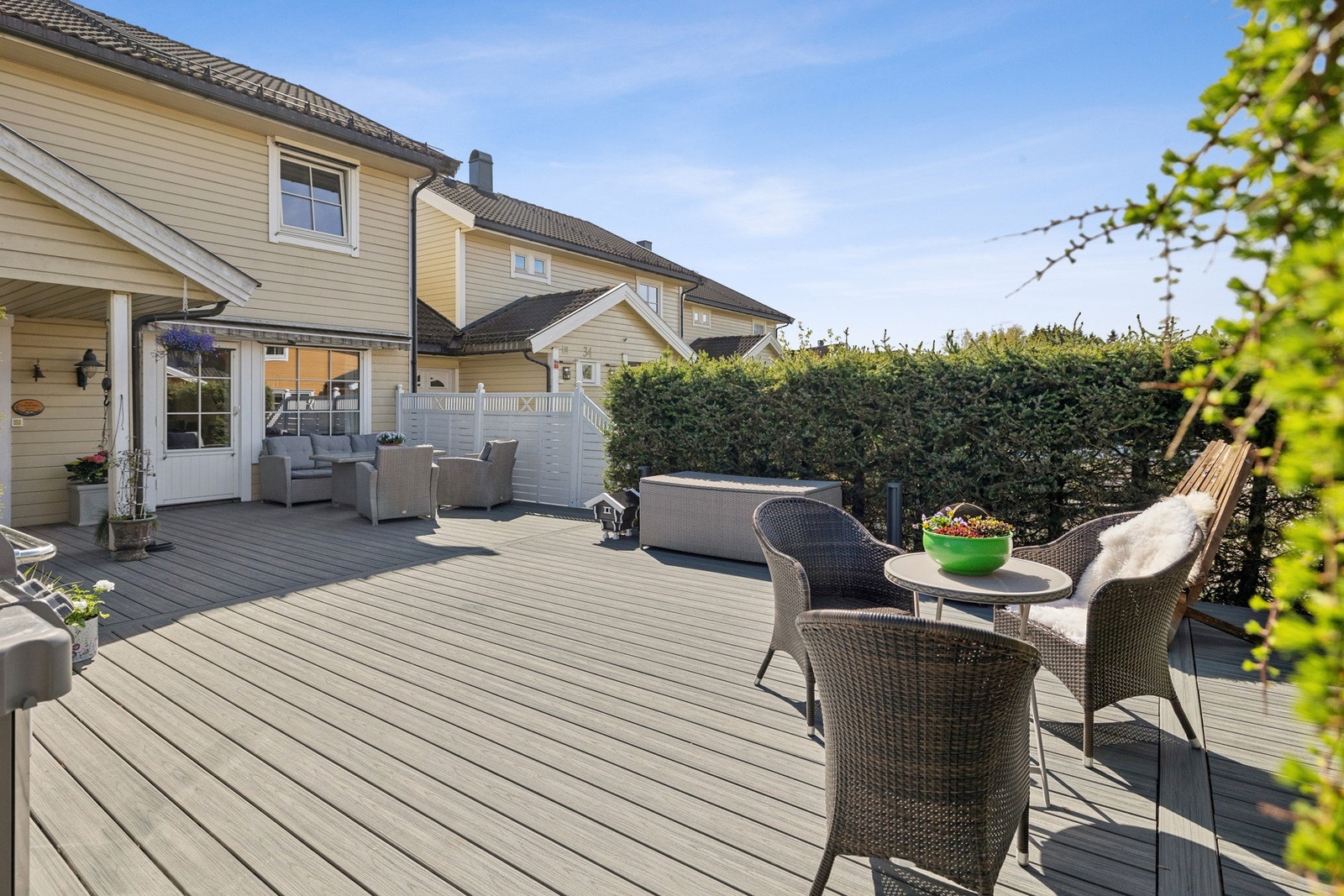 Stor terrasse med gode solforhold. Her har du plass til flere soner med ulike utemøbler. Galleribilde