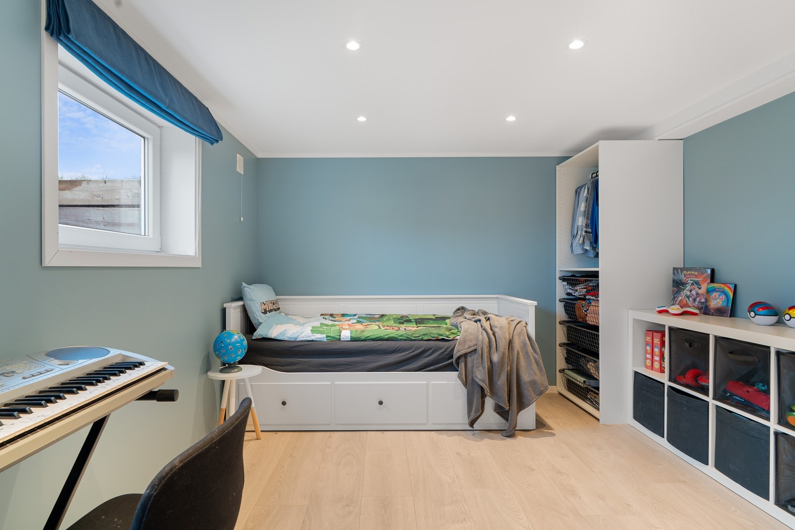 Et av to rom i kjeller som i dag benyttes som soverom (ikke omsøkt), her er det satt inn større vinduer Galleribilde