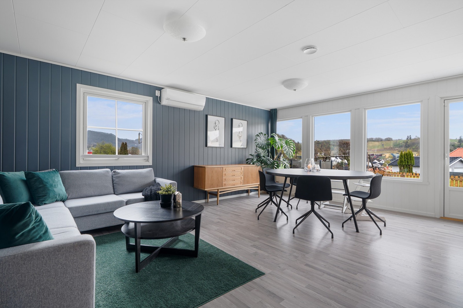 Lys og fin stue på 34,9 kvm. med åpen løsning til kjøkkenet Galleribilde