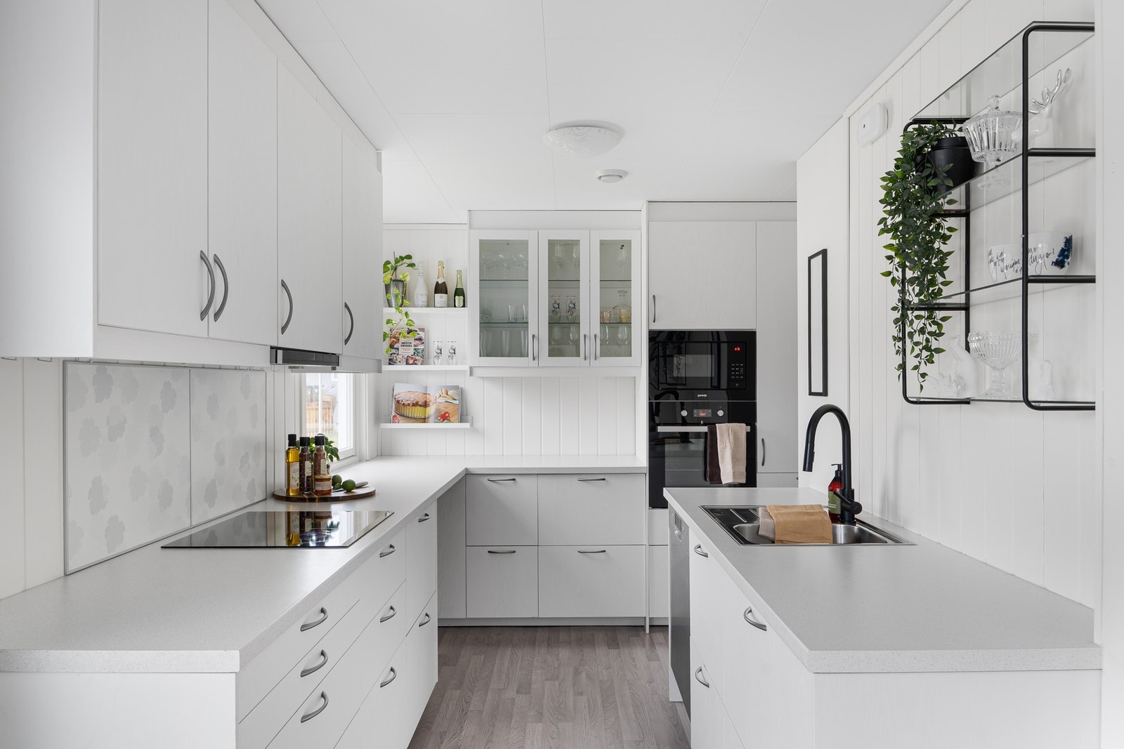 Lys og tidløst kjøkken fra 2014 som har rikelig med skap- og benkeplass Galleribilde