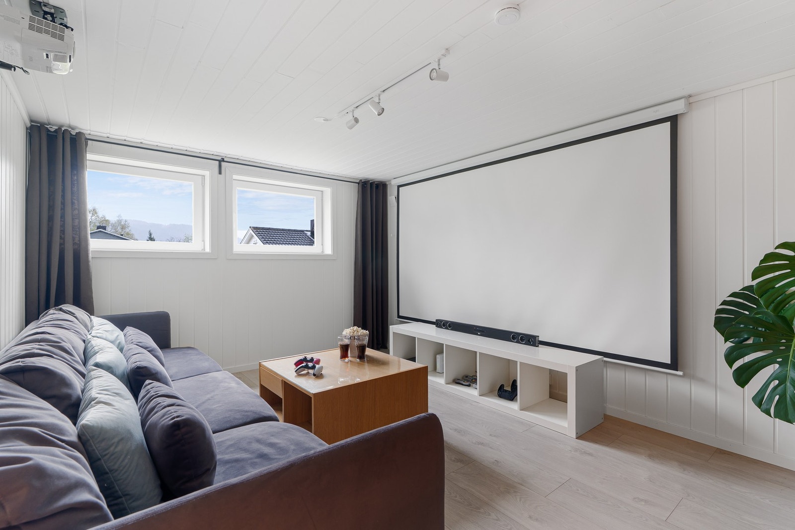 Rom som brukes som kjellerstue (ikke omsøkt), her er det satt inn større vinduer Galleribilde