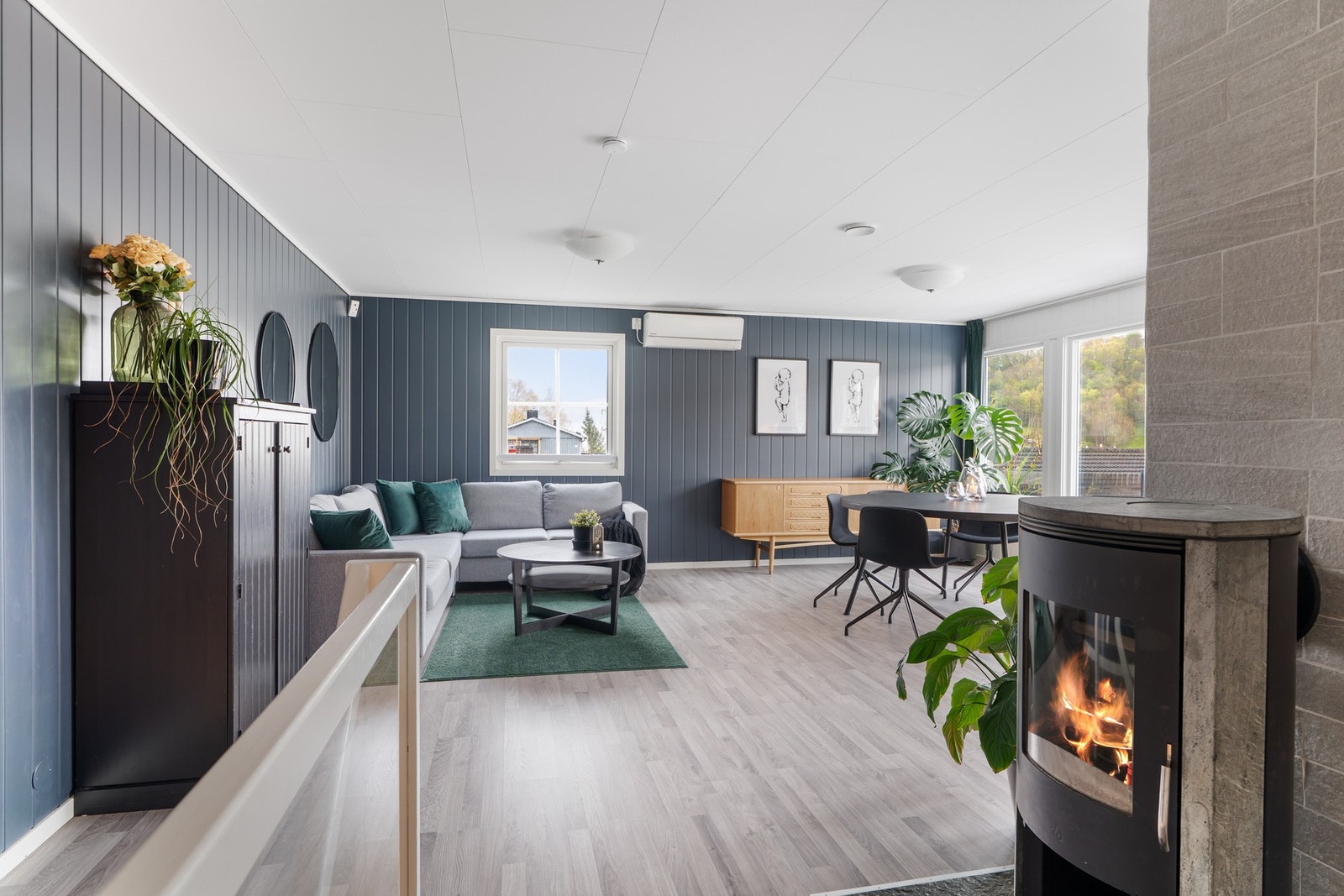 Vedovnen varmer godt på kalde dager og varmepumpa gir et jevnt og god inneklima Galleribilde