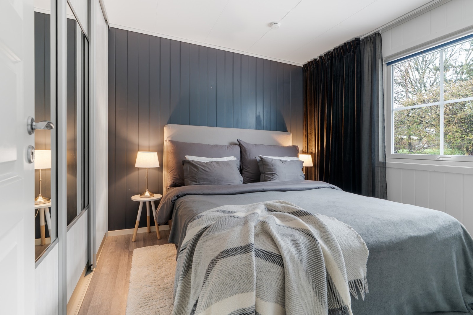 Et av tre soverom i 1. etg. Dette er på 9,9 kvm. Galleribilde