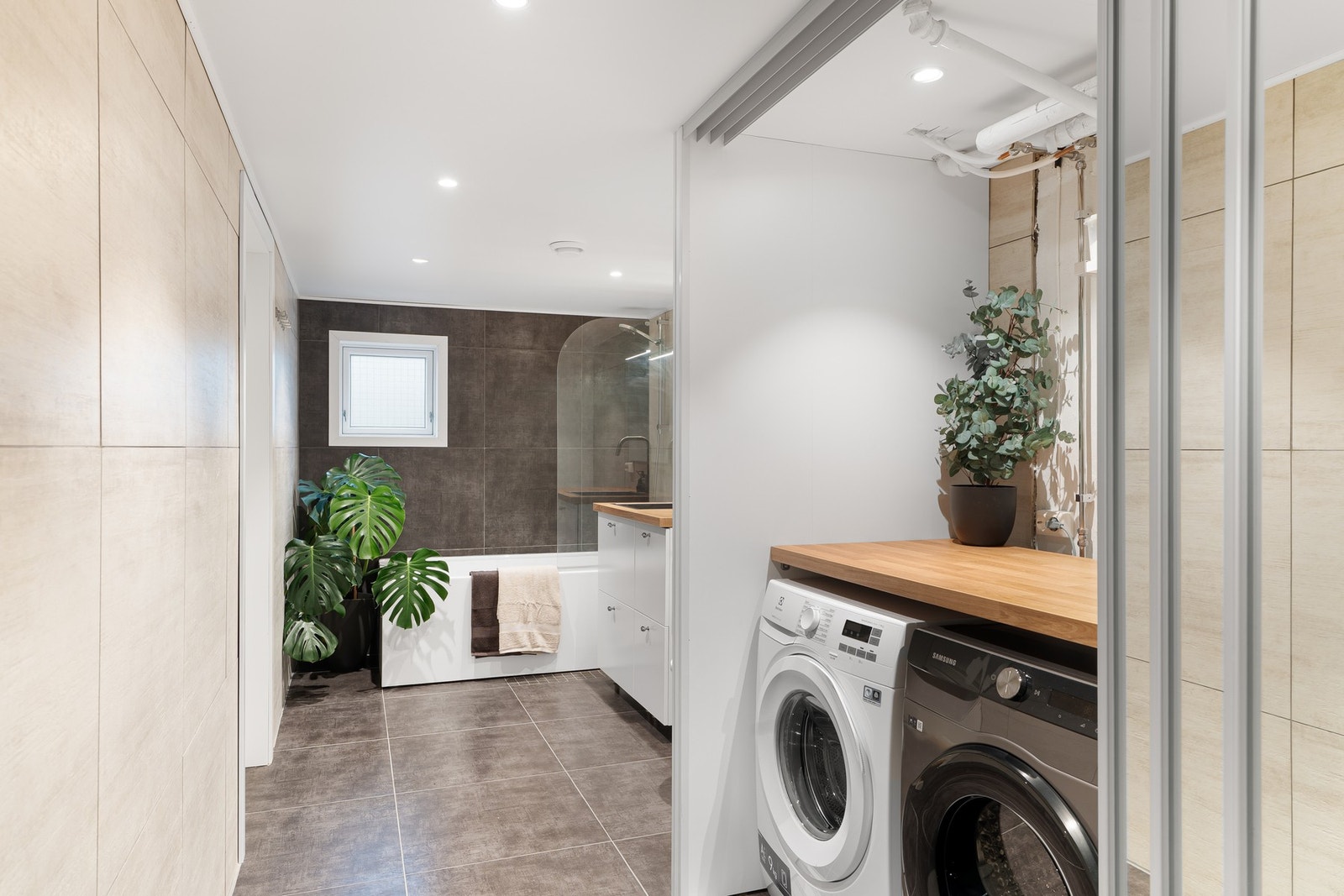 Lekkert og romslig vaskerom/ bad i kjeller på hele 11,7 kvm. Galleribilde