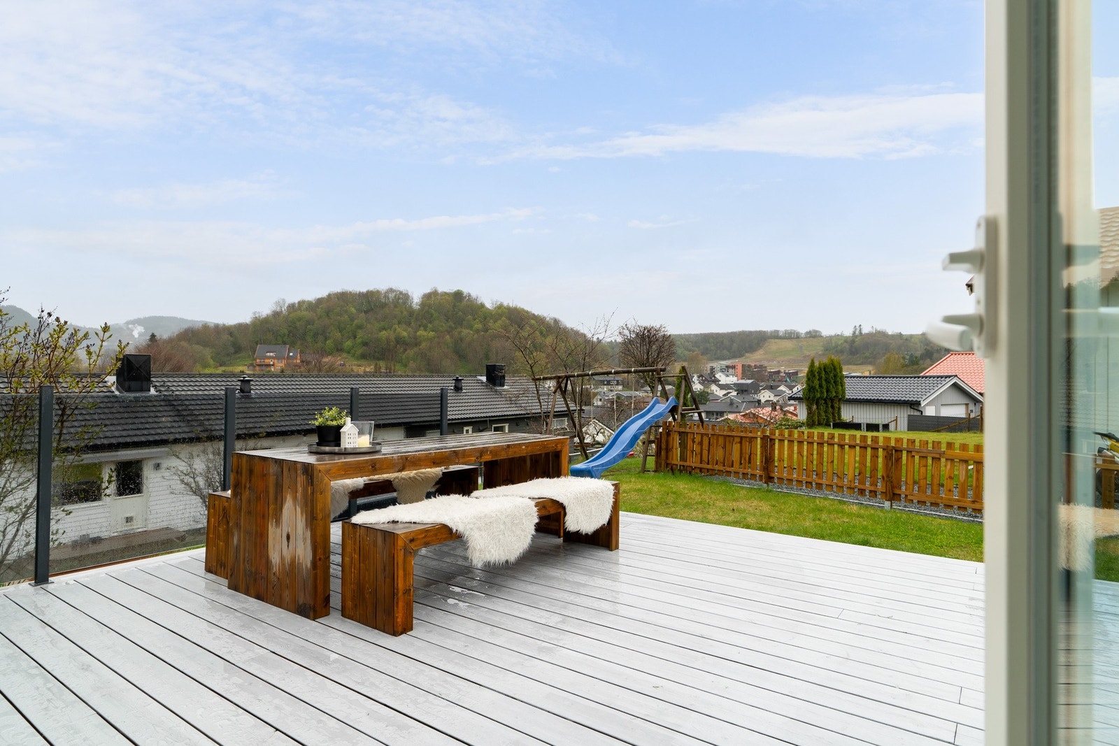 Herlig sørvendt uteplass med gode solforhold Galleribilde