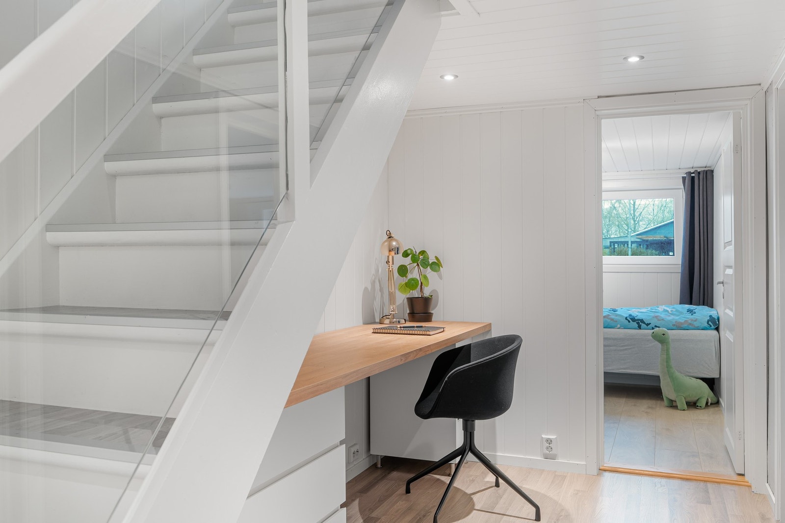 Gang i kjeller med hyggelig kontorplass Galleribilde