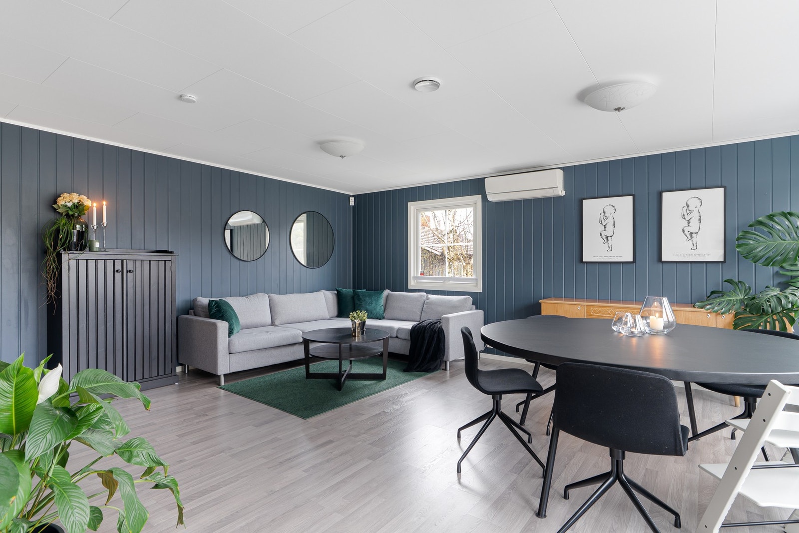 Her har man god plass til romslig sofa- og spisegruppe Galleribilde