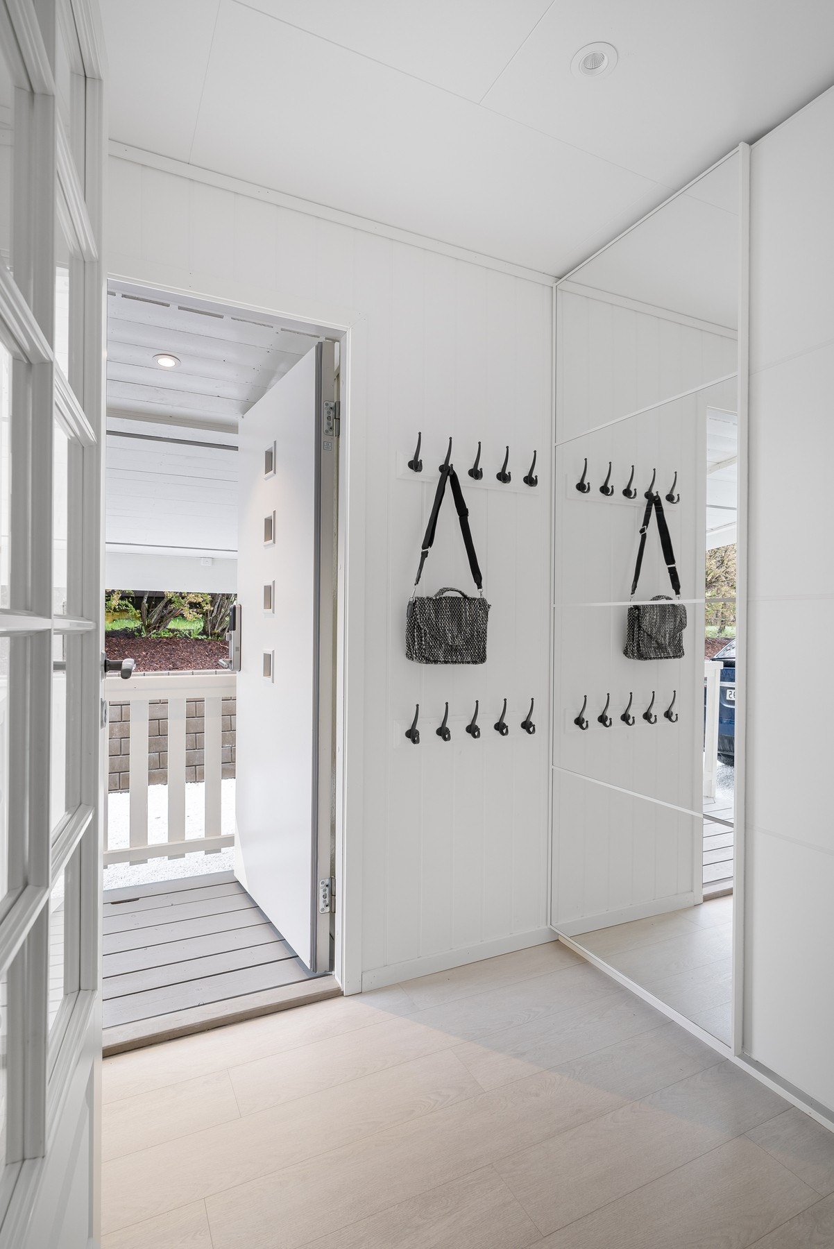 Entré med skyvedørsgarderobe og downlights i tak Galleribilde