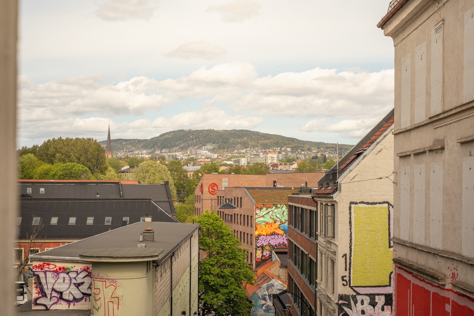 Leiligheten ligger høy og fint til i 3. etasje med fin utsikt Galleribilde