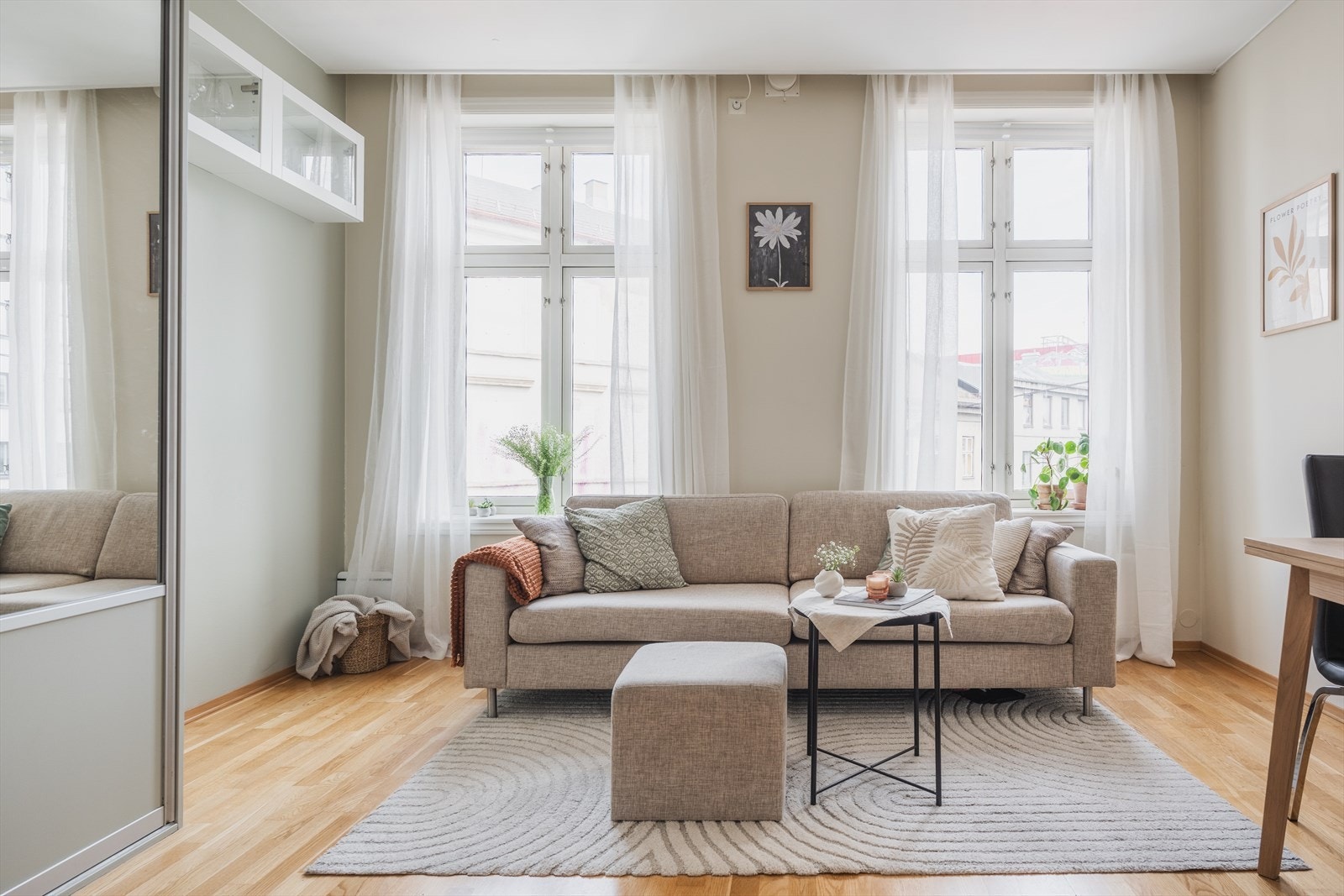 Lys og pen 2-roms selveierleilighet med gjennomgående god standard fra 2007. Galleribilde