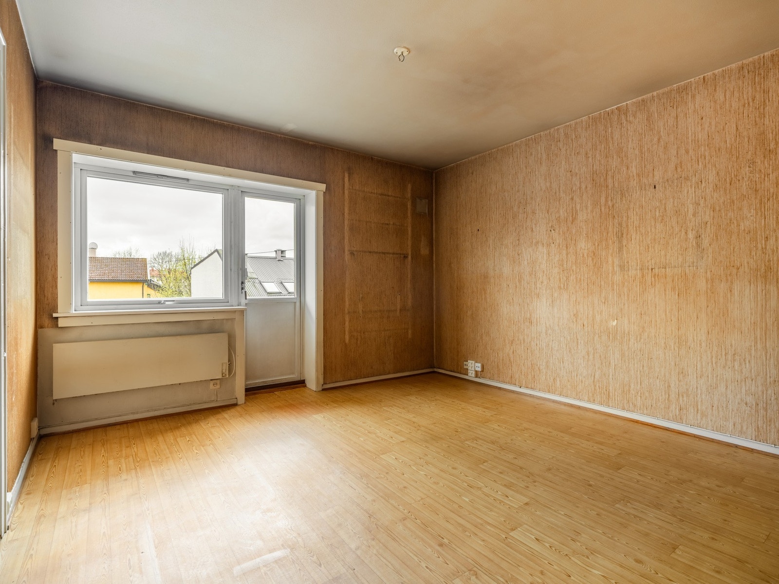 Store vindusflater og utgang til balkong. Galleribilde