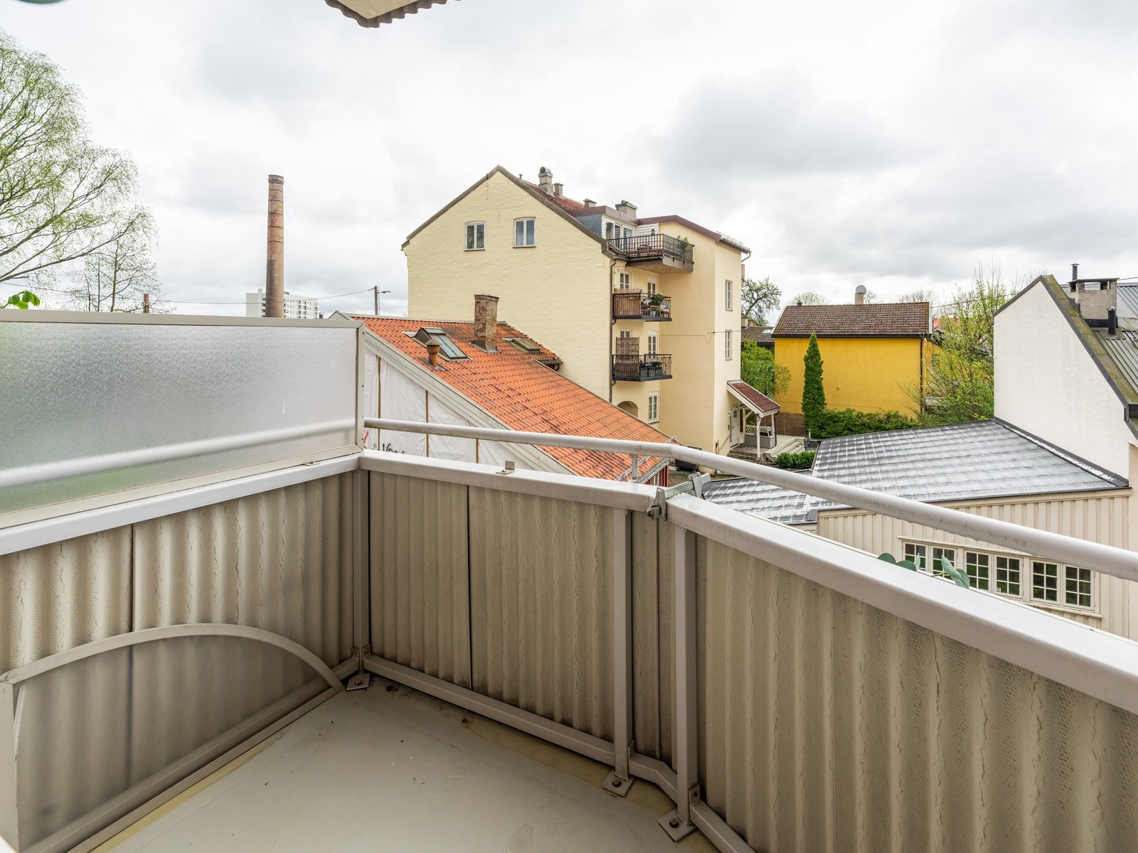 Fra stuen er det utgang til sydvendt balkong med gode solforhold. Galleribilde