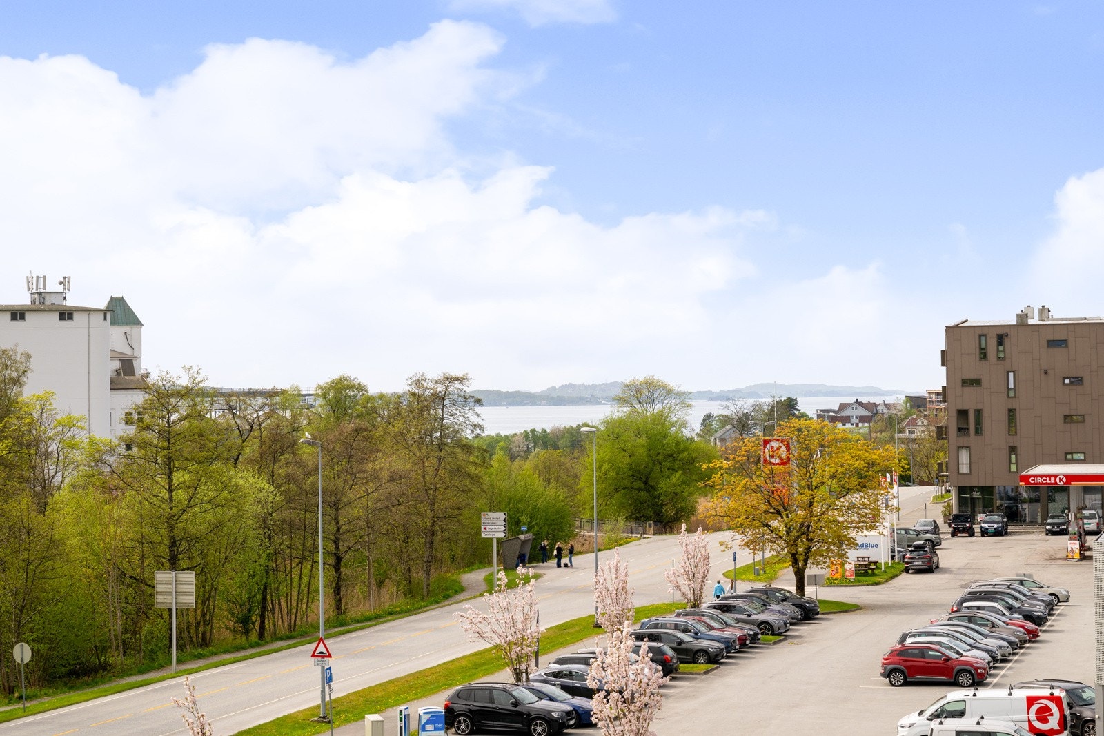 Flott utsikr fra balkongen med har nærhet til flotte tur- og rekreasjonsområder Galleribilde