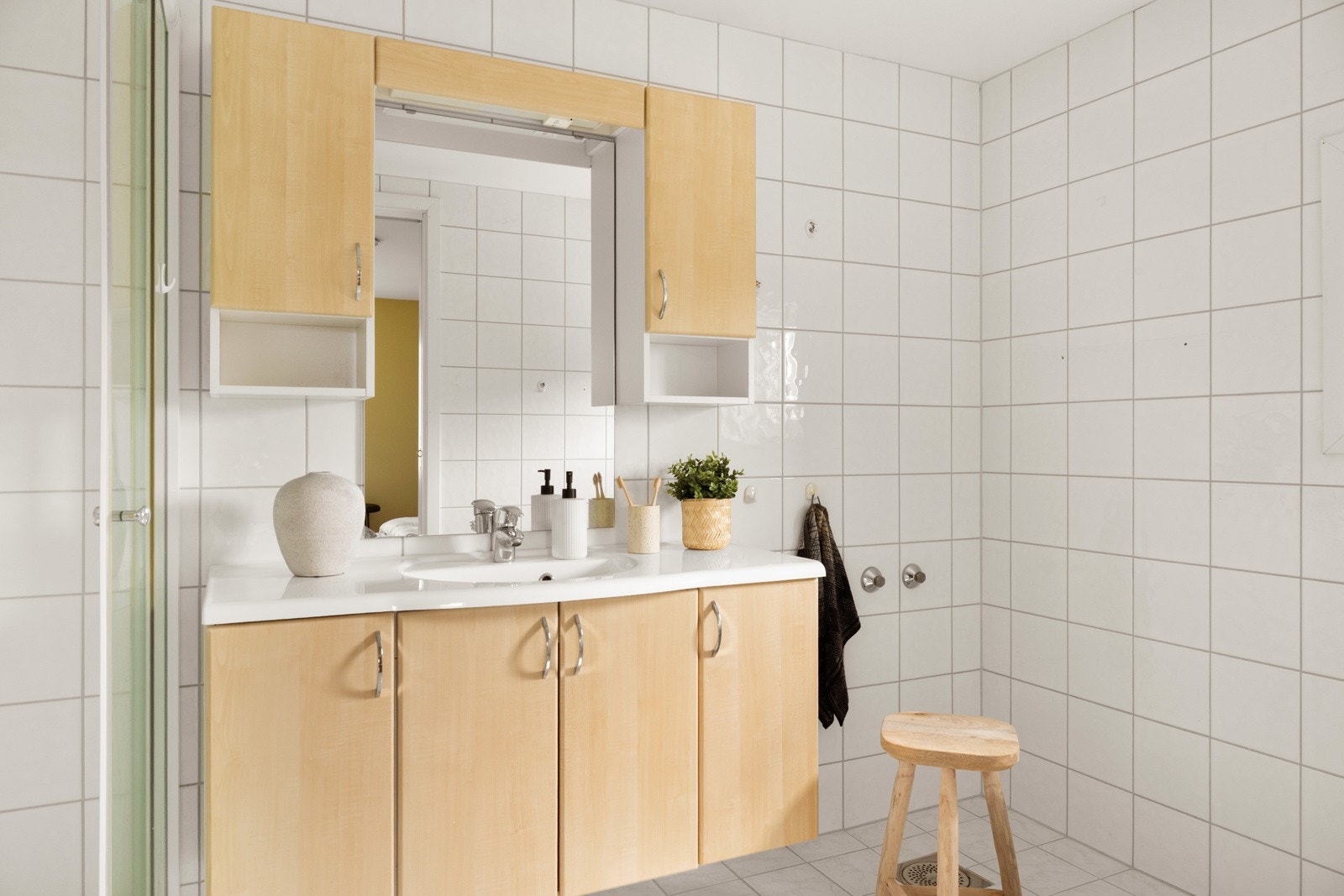 Det største badet ligger i suiteløsning med hovedsoverommet, og fremstår som velholdt og pent Galleribilde