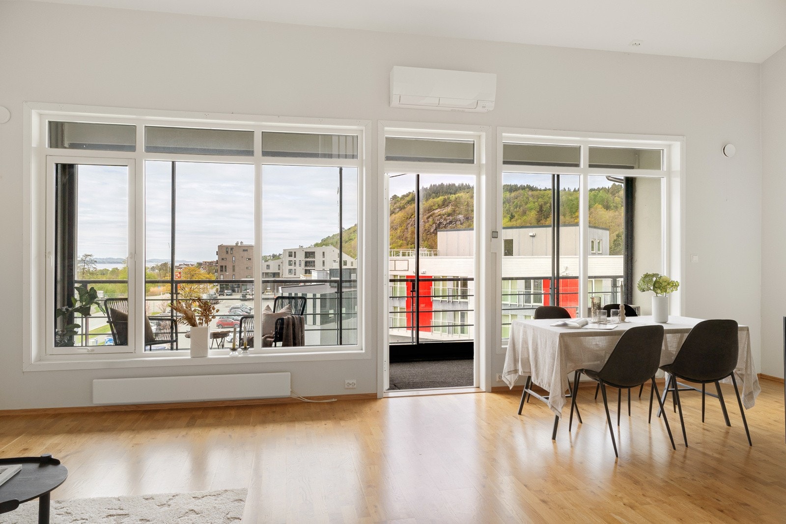 Fra allrommet er det utgang til en innglasset terrasse på ca. 13 kvm med langstrakt utsikt Galleribilde