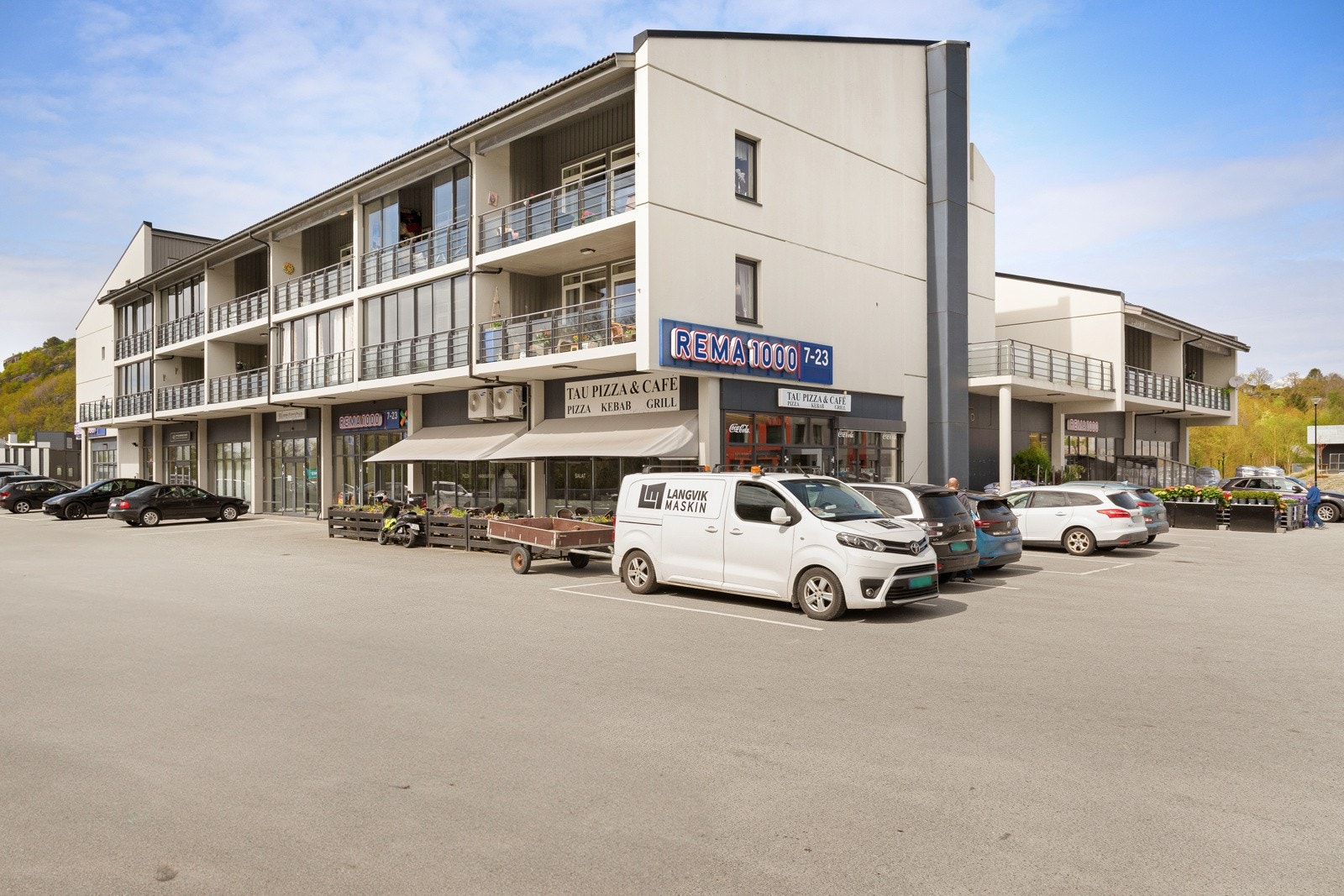 Rema 1000 Tau ligger i samme bygg som leiligheten, og det er kort gangavstand til både Kiwi og Extra Galleribilde