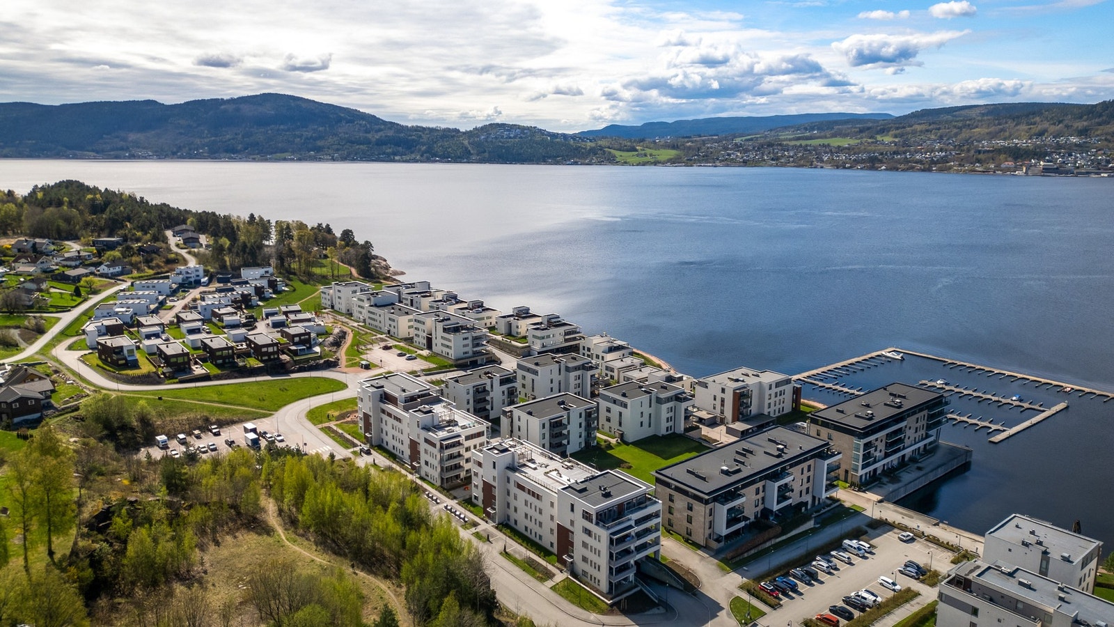 En kort spasertur unna ligger Engersand friluftsområde, hvor du finner sandstrender, grillplasser, volleyball- og basketballbane - perfekt for både avslapning og aktivitet Galleribilde