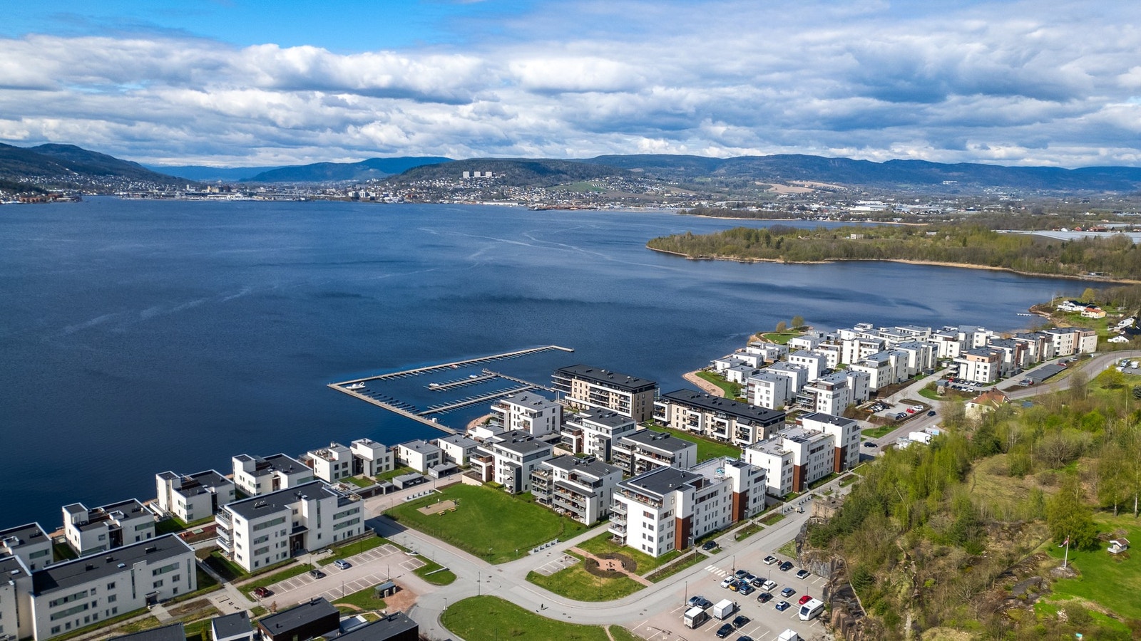 I tillegg er det kort vei til nødvendige fasiliteter som dagligvarebutikker, offentlig kommunikasjon, Liertoppen kjøpesenter og Drammen sentrum Galleribilde
