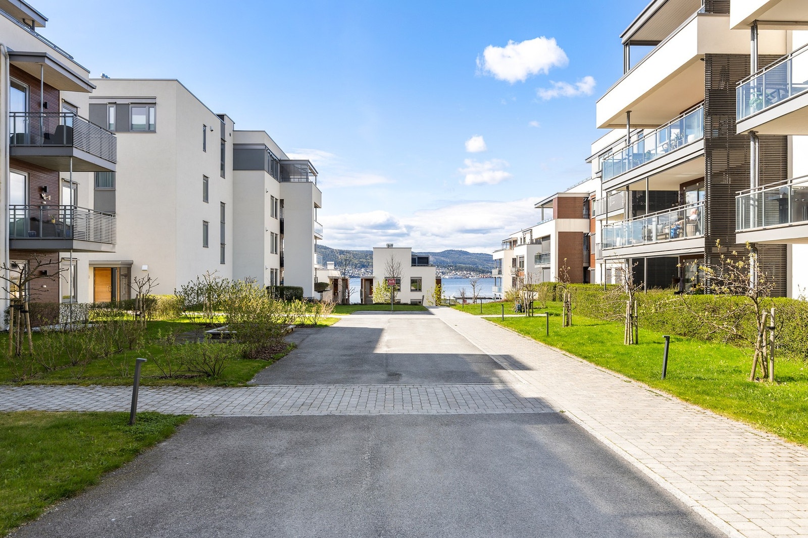 Her er det kort gangavstand til strandpromenade, bryggeanlegg og naturskjønne friområder Galleribilde