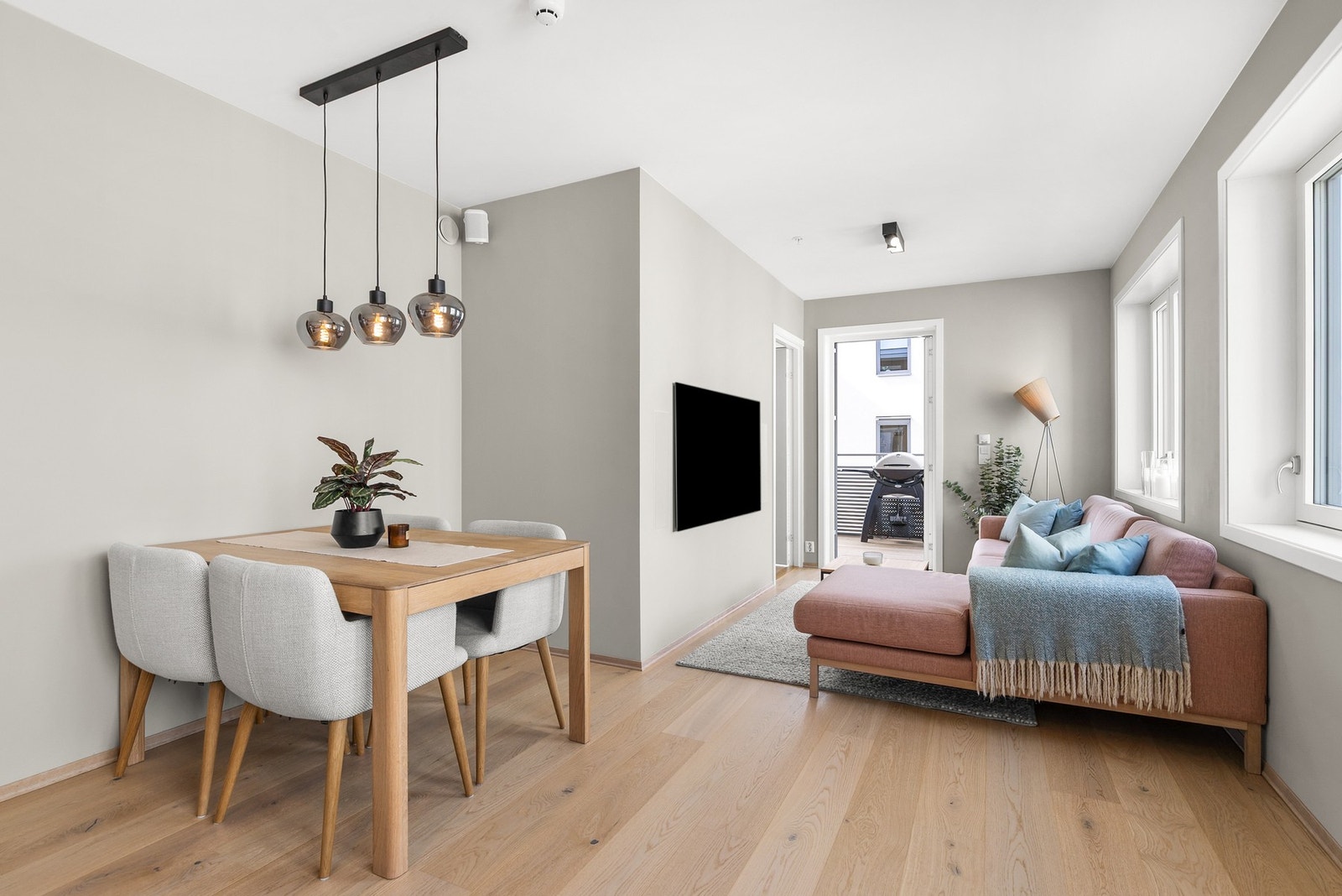 Rommet har flere store vindusflater som slipper inn rikelig med naturlig lys Galleribilde