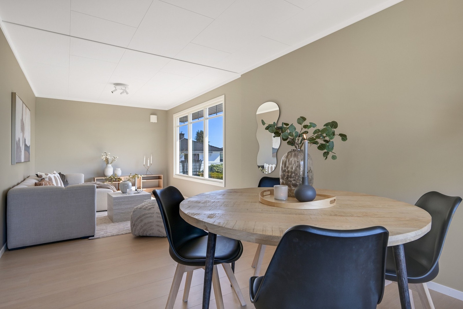 I stuen er det også god plass for spisebord Galleribilde