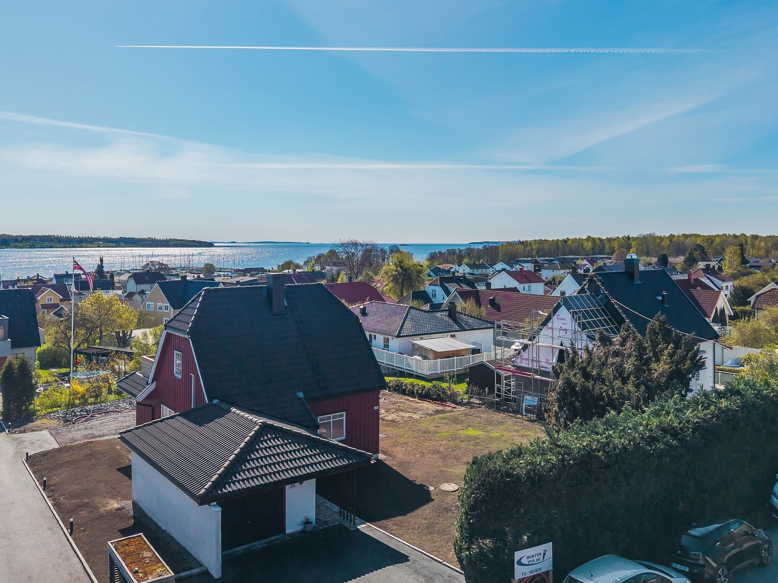 Eiendommen ligger solrikt og meget barnevennlig på Steinsnes/Tveiten i et av byens mest populære boligområde. Gårdsplassen gir et flott førsteinntrykk hvor det er asfaltert i 2025 og det er steinsatt gangvei til inngangspartiet. Galleribilde