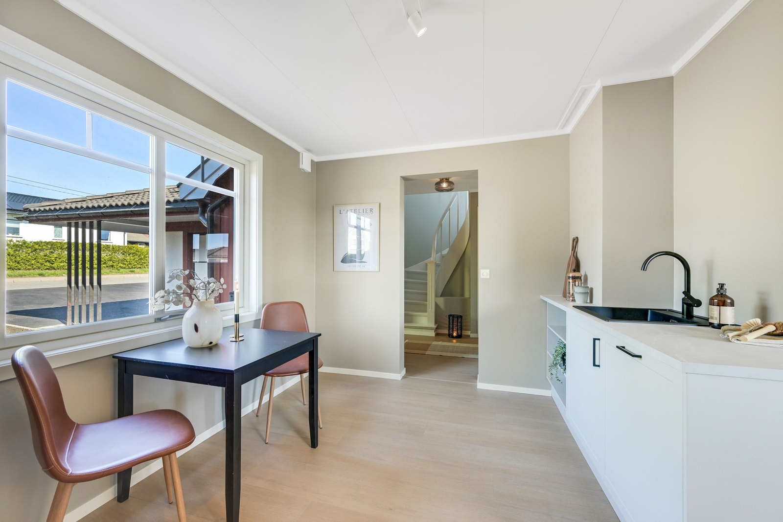 Et lyst og romslig kjøkken med plass for et lite spisebord - et fint sted for både frokost og lekser. Galleribilde