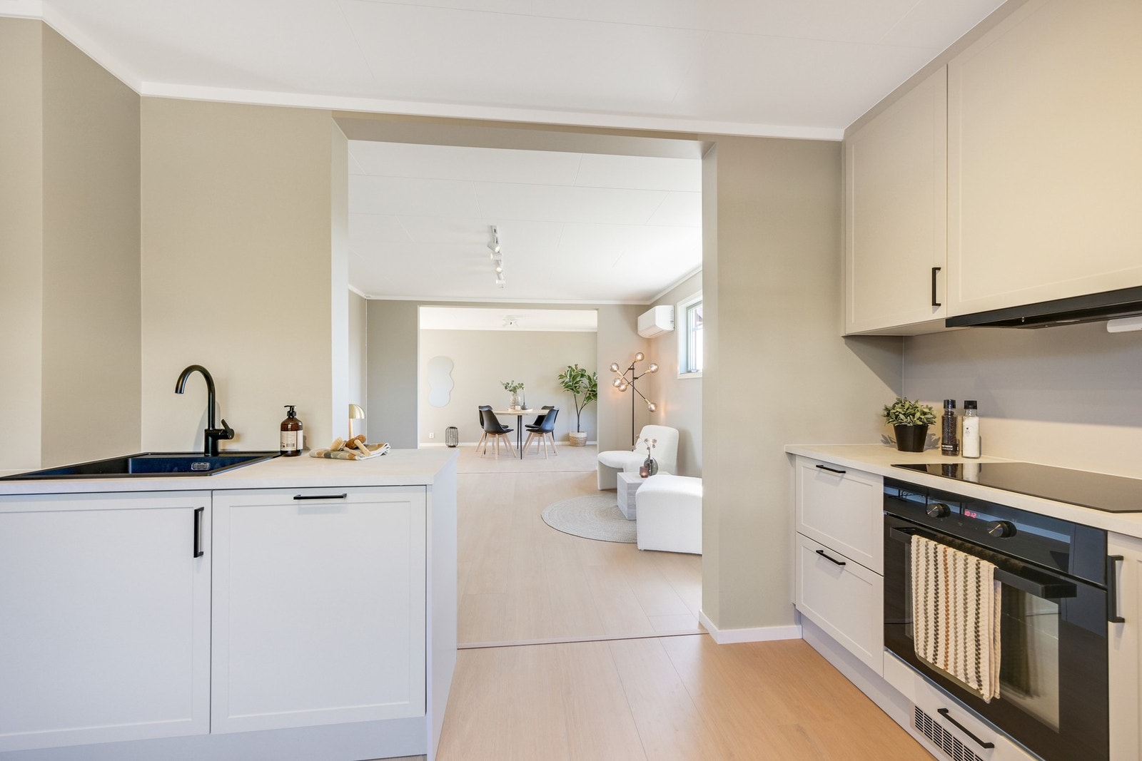 Kjøkkenet inneholder integrert stekeovn, induksjonstopp, oppvaskmaskin og kjøl-/fryseskap. Det er også ventilator med avtrekk ut. Galleribilde