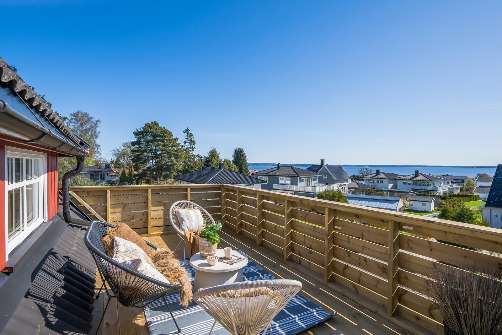 Takterrassen er oppgradert i 2025 - her er det bare nyte sene sommerkvelder med venner og familie. Galleribilde
