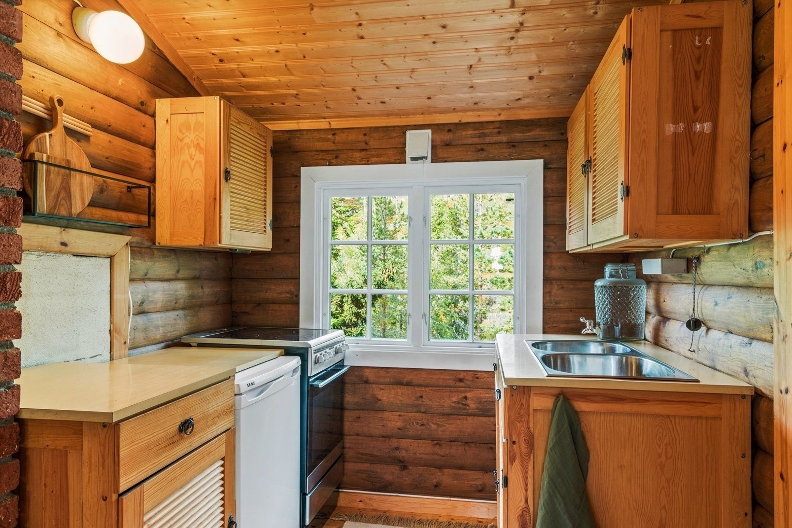 Kjøkken med akkurat det du trenger for å diske opp et godt måltid eller ti Galleribilde