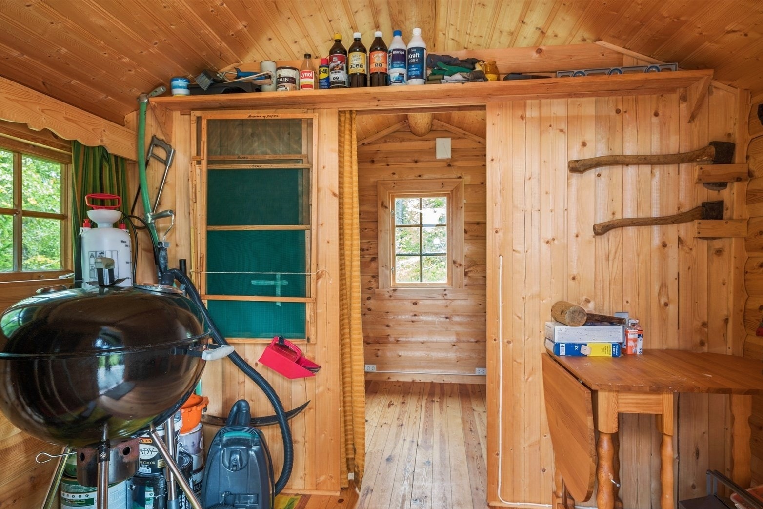 Egentlig en flott gjestehytte som benyttes som soverom og bod Galleribilde