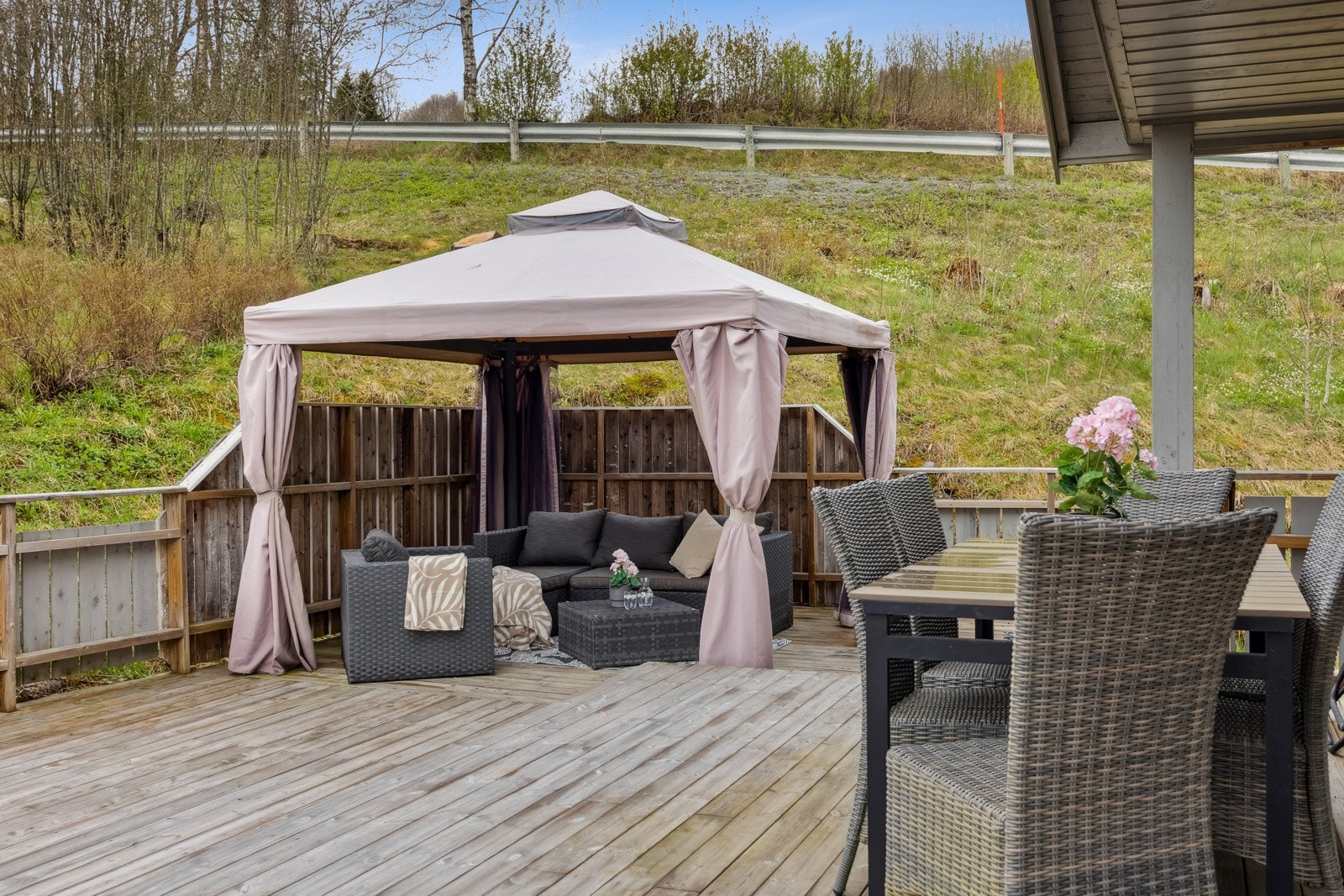 Fra stuen er det utgang til en stor og skjermet altan. Her har du gode solforhold. Galleribilde