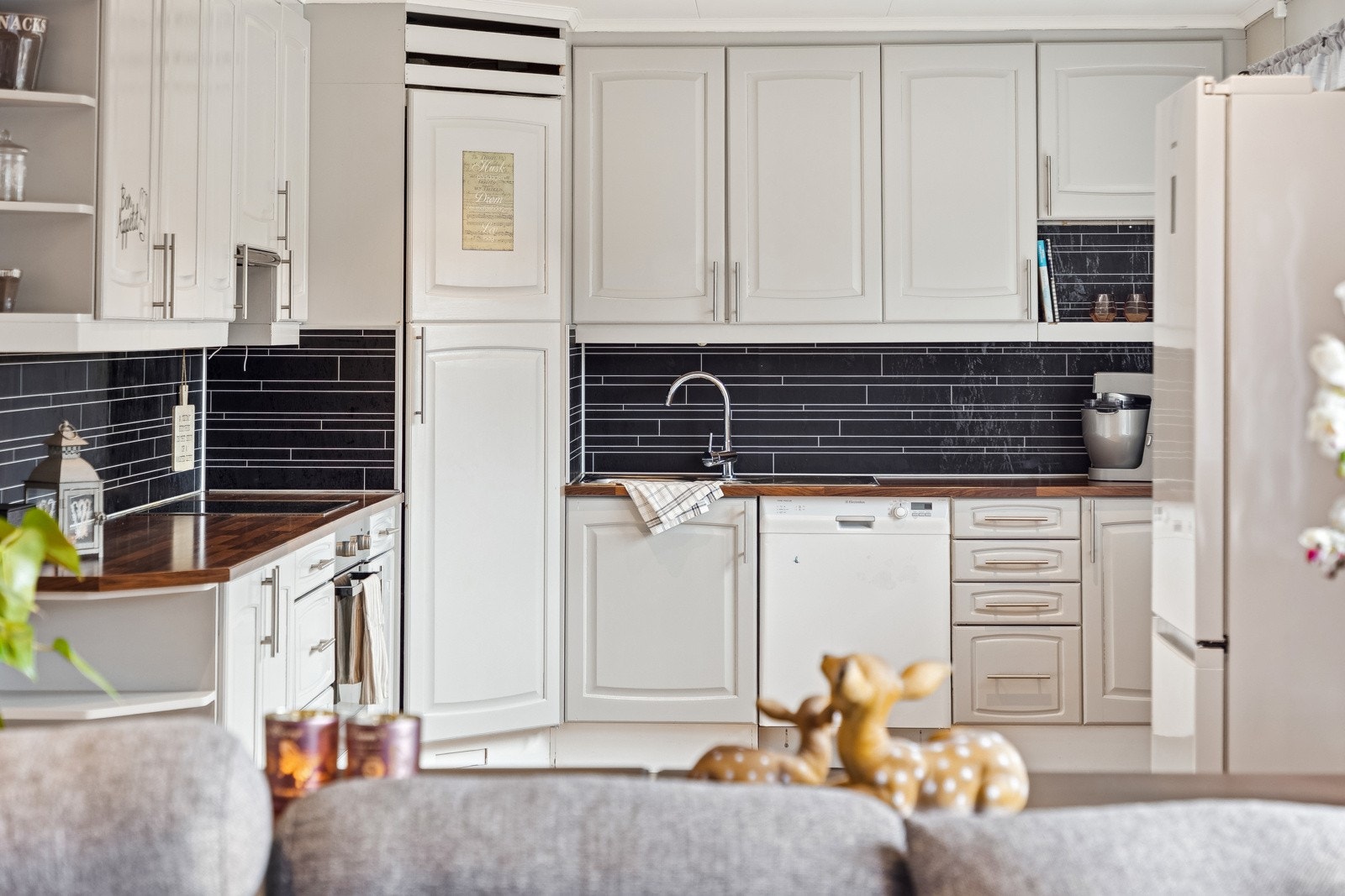 Innredning med profilerte fronter og benkeplate av tre. Galleribilde