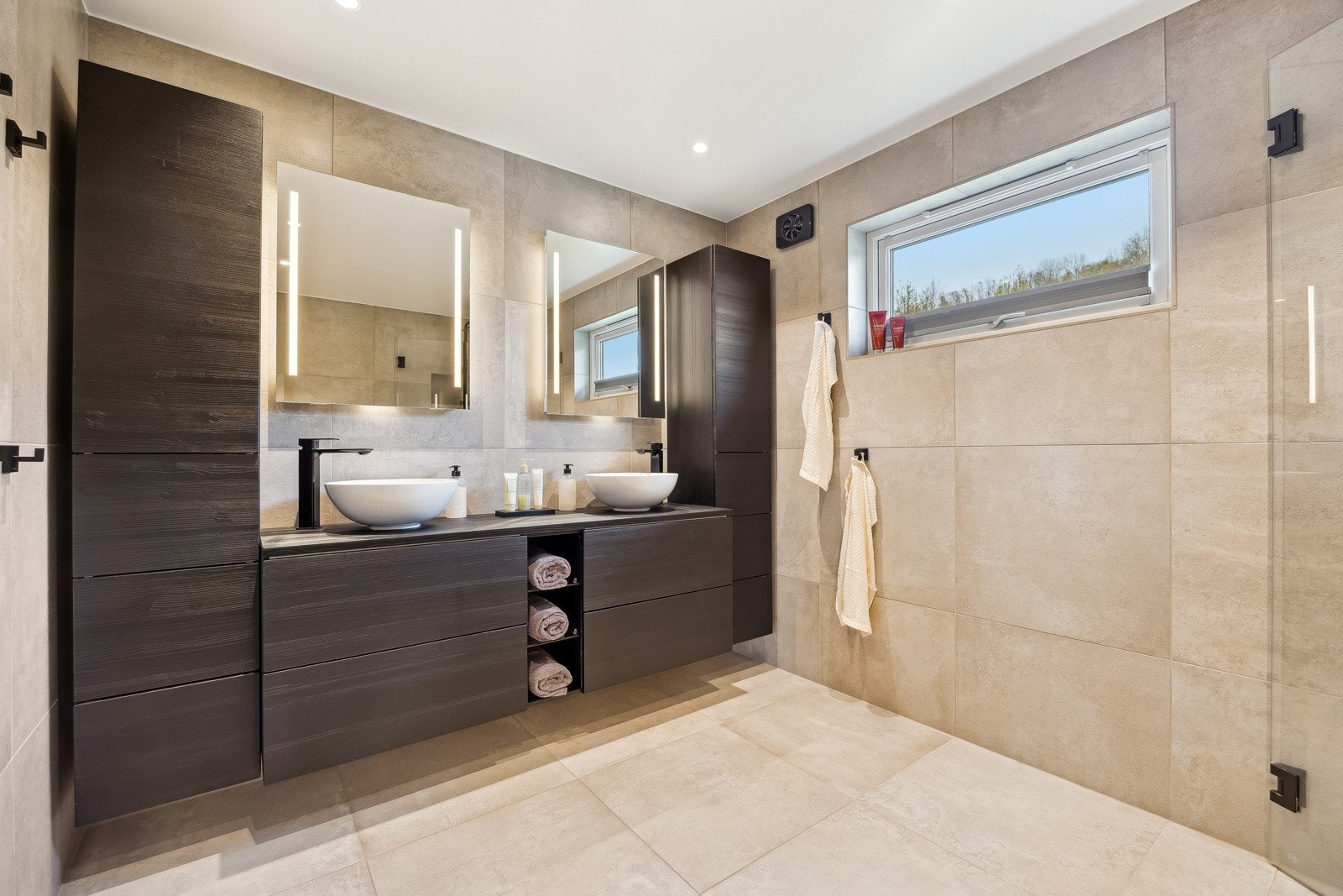 Det er vegghengt servantinnredning og høyskap på badet, og det er selvfølgelig komfortabel gulvvarme. Galleribilde