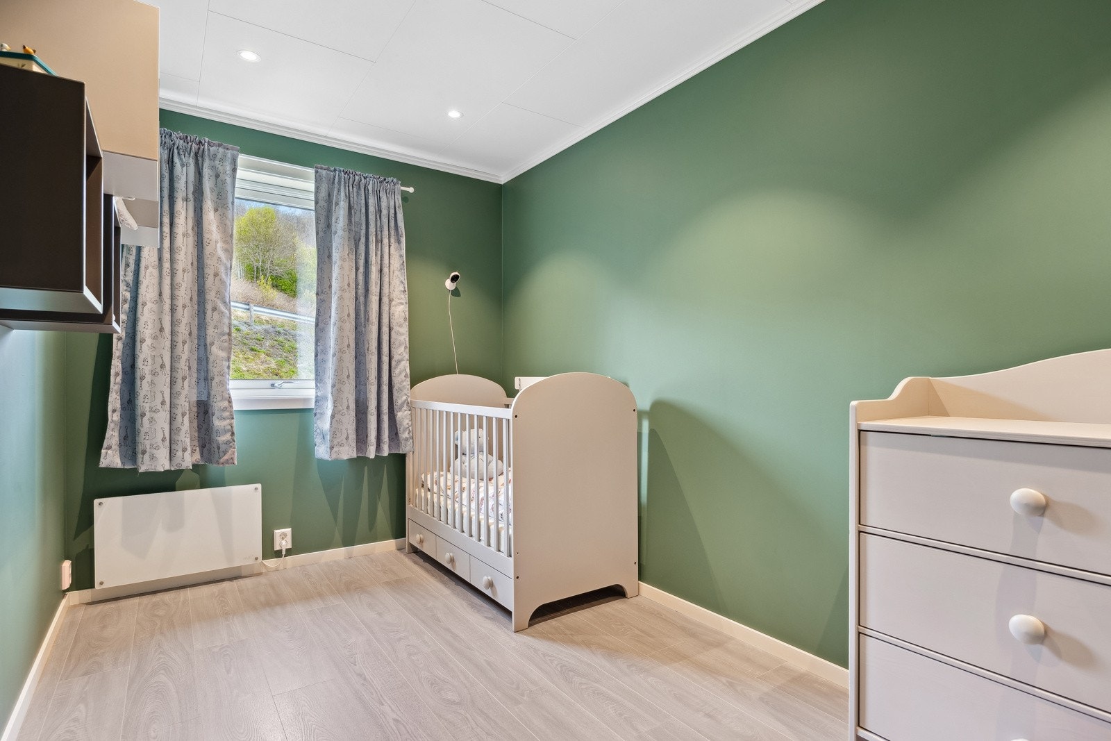 Lyst og fint soverom som enkelt kan møbleres etter ønske og behov. Galleribilde