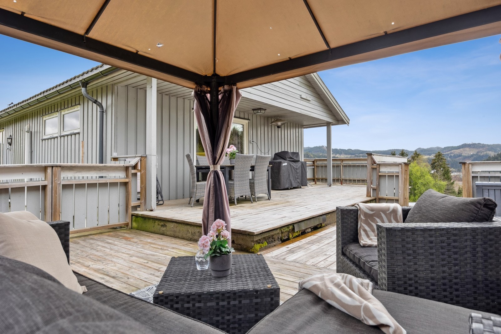 Den romslige uteplassen er ideell for grilling, utendørsmåltider eller bare for å slappe av i solen. Galleribilde