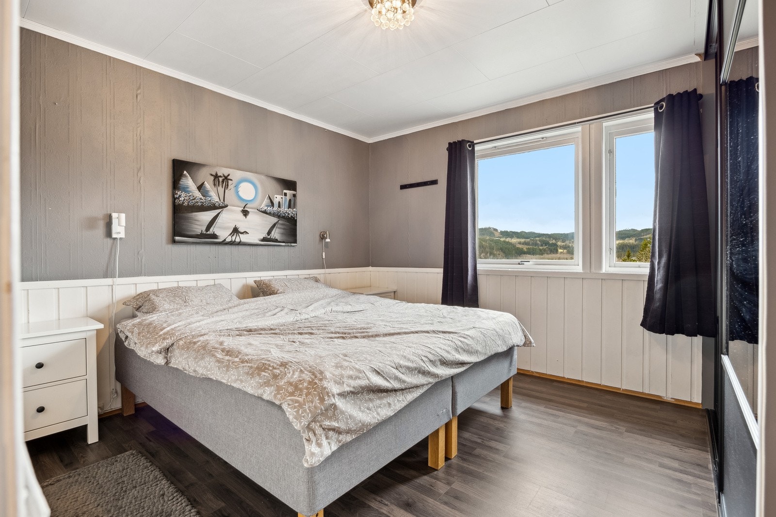 Hovedsoverommet har god plass til dobbeltseng og tilhørende møblement. Galleribilde