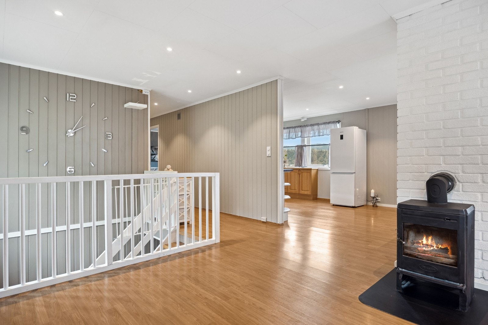 Stuen byr på peisovn som varmer godt og skaper en lun atmosfære på kalde vinterdager. Galleribilde